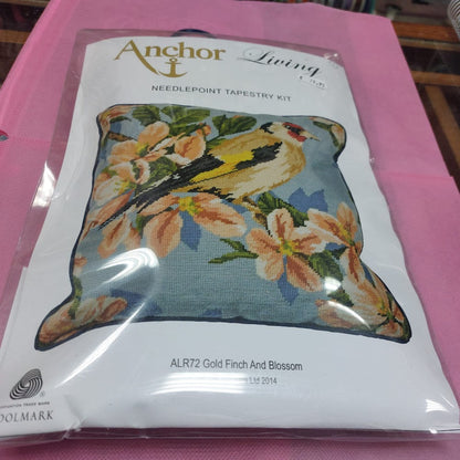 Cojín de Petit Point "Jilguero y Flor" (Kit  ANCHOR ALR72)