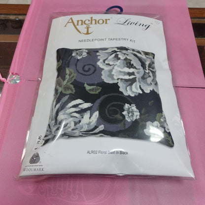 Cojín de Petit Point "Floral Swirl in BLACK" (Kit  ANCHOR ALR02)