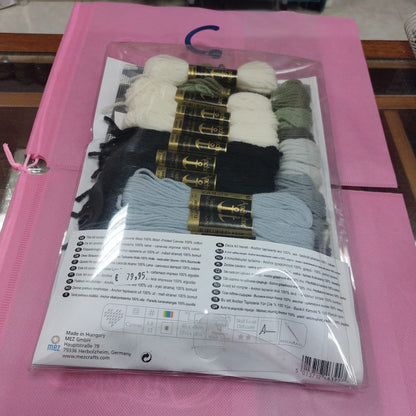 Cojín de Petit Point "Floral Swirl in BLACK" (Kit  ANCHOR ALR02)