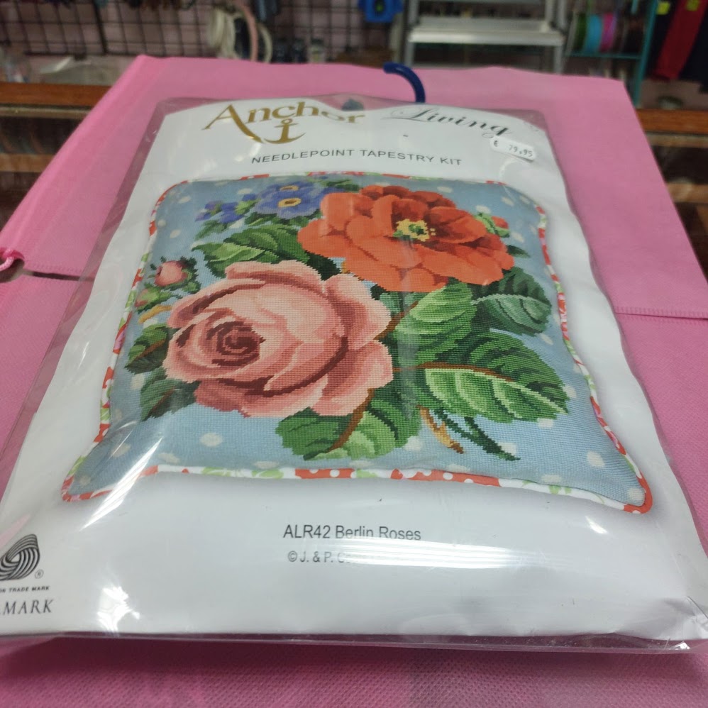 Cojín de Petit Point "Berlin Rose" (Kit  ANCHOR ALR42)
